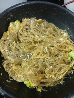 Miến dong xào trứng ăn bao no, đủ dinh dưỡng sạch sẽ vệ sinh, ngon nguyên liệu chọn lọc dầu ăn mới tinh dùng cho gia đình